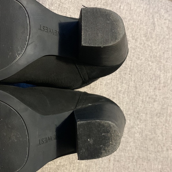 Nine West black leather/nubuck ankle boots w/ eyelet cutout, gold zipper @ back. - Picture 4 of 6